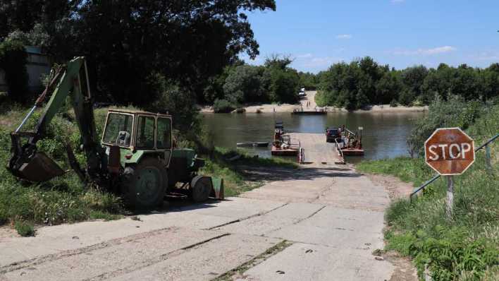 Repubik Moldau: Stop-Schild steht vor dem Fluss Dnestr (Bild: picture alliance/dpa)