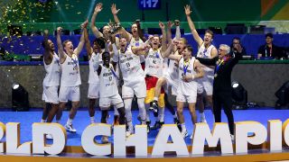 Deutschlands Dennis Schröder hebt den Pokal bei der Siegerehrung der Basketball-WM hoch und feiert mit dem Team den Titel.