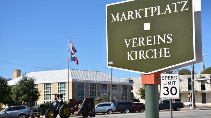 Texas, Fredericksburg: Ein Schild mit der Aufschrift "Marktplatz - Vereinskirche" (Bild: picture alliance / dpa/Chris Melzer)