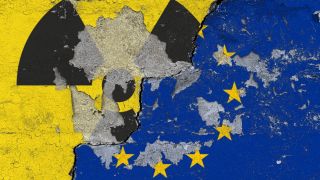 Das Zeichen für Radioaktivität und die Flagge der Europäischen Union auf einer Wand mit aufgeplatzter Farbe und einem großen Riss in der Wand (Bild: picture alliance / SULUPRESS.DE | Torsten Sukrow)