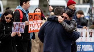 Demonstranten versammeln sich nach dem Tod von Alexej Nawalny vor der russischen Botschaft in Berlin.