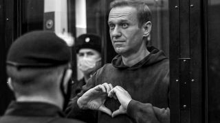 In einer Gerichtsverhandlung im Jahr 2021 formt Oppositionspolitiker Alexej Nawalny mit seinen Händen ein Herz.