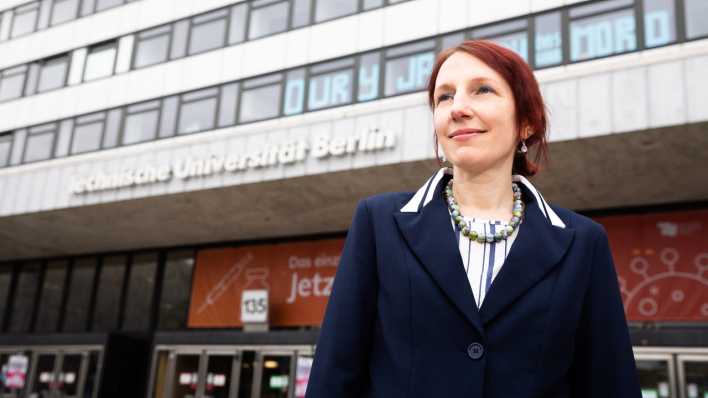 Geraldine Rauch, Präsidentin der TU-Berlin, steht vor dem Hauptgebäude der Technischen Universität Berlin.