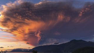 ARCHIV: Eruption mit Schwefel (Bild: picture alliance/Zoonar/Andrey Nyrkov)