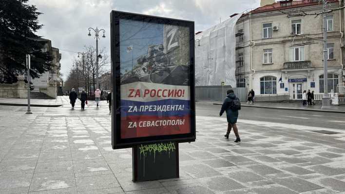 Vor der russischen Präsidentenwahl am 17. März gibt an vielen Stellen der Stadt Plakate, die für eine Wiederwahl von Kremlchef Putin werben (Bild: picture alliance/dpa | Ulf Mauder)