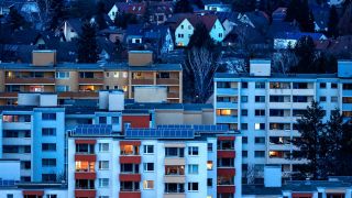 Blick auf Hochhäuser und Mehrfamilienwohnhäuser im Berlin (Bild: picture alliance / Jochen Eckel )er Stadtteil Neukölln