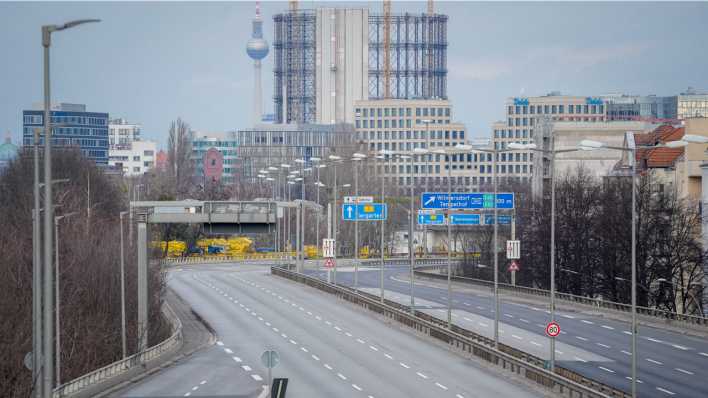 Völlig leer zeigt sich die gesperrte Stadtautobahn A103 in Höhe der Abfahrt Saarstraße in Friedenau (Bild: picture alliance/dpa/Kay Nietfeld)