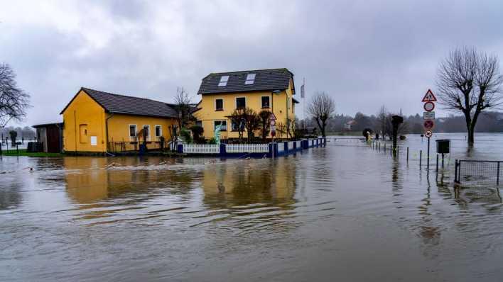 Hochwasser an der Ruhr, hier bei Hattingen, Gebäude an einem überschwemmten Campingplatz
