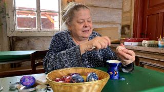 Dorothea Tschöke beim Ostereierbemalen nach sorbischer Tradition in den Späth'schen Baumschulen
