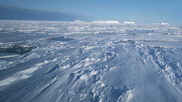 Treibeis und Tafeleisberge in der Antarktis