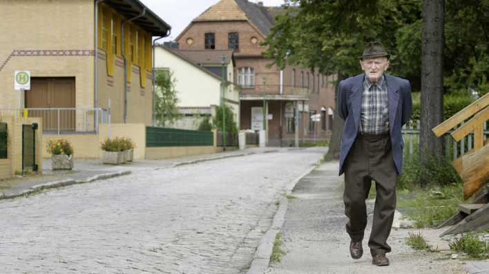 Ein alter Mann bei einem Spaziergang durch Grossräschen in der Niederlausitz