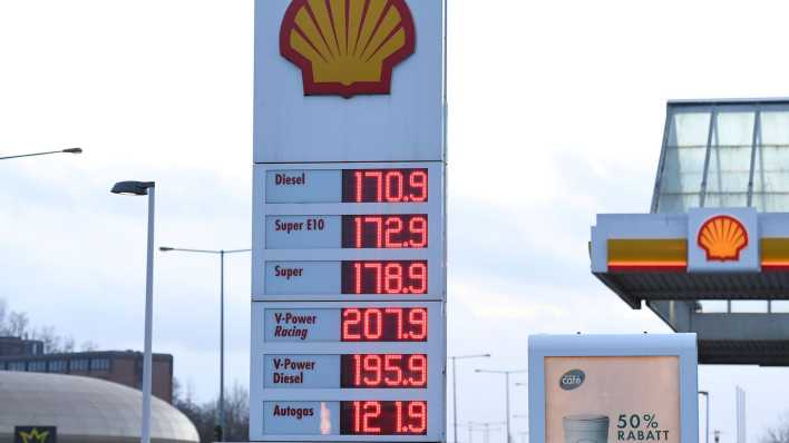 Anzeigetafel einer Tankstelle mit Benzinpreisen
