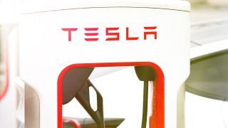 Tesla-Ladestation im Sonnenlicht