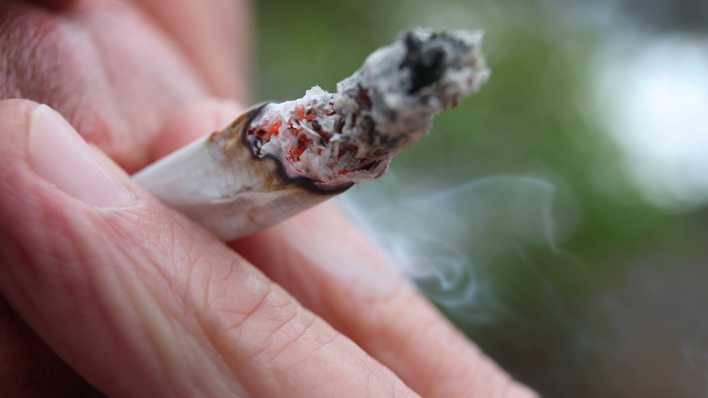 Ein Mann raucht einen Joint (Bild: Karl-Josef Hildenbrand/dpa)
