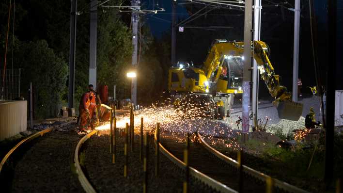Arbeiter schweißen nächtens am Gleis. (Picture Alliance / Ute Grabowsky/photothek.net)