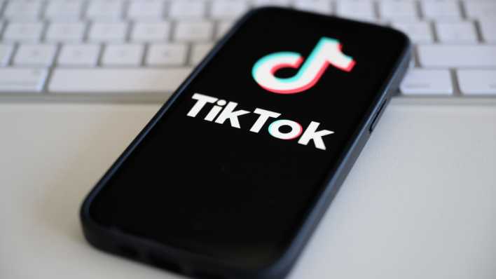 Auf einem Smartphone wird das Logo der Kurzvideo-Plattform TikTok angezeigt