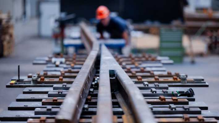 Ein Arbeiter kontrolliert im Werk Oberbaustoffe der Deutschen Bahn das Herzstück einer Weiche (Bild: picture alliance/dpa/Rolf Vennenbernd)