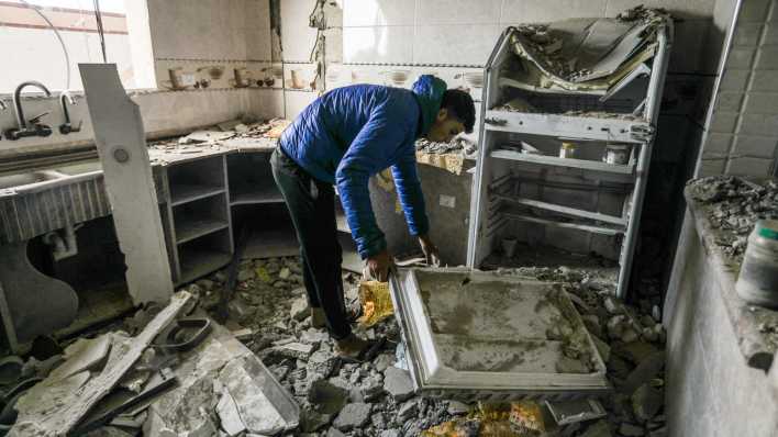 Palästinenser inspizieren die Trümmer eines zerstörten Hauses nach einem israelischen Luftangriff (Bild: Abed Rahim Khatib/dpa)