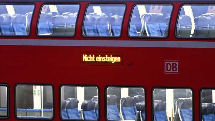 Ein leerer Regionalzug steht im Bahnhof, auf dem steht "Nicht einsteigen" (Bild: picture alliance | Frank Hoermann / SvenSimon )