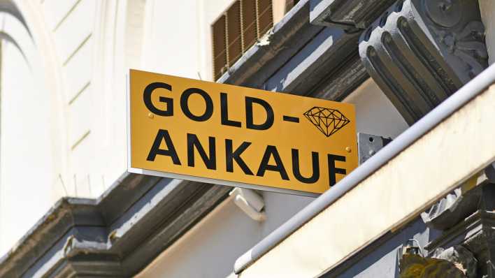 Ein Ladenschild wirbt für den Ankauf von Gold