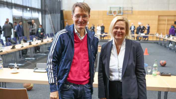 ARCHIV: Karl Lauterbach (SPD, l), Bundesgesundheitsminister, und Nancy Faeser (SPD), Bundesinnenministerin, kommen zum Bewegungsgipfel zur Stärkung des Sports in Deutschland in die Max-Schmeling-Halle