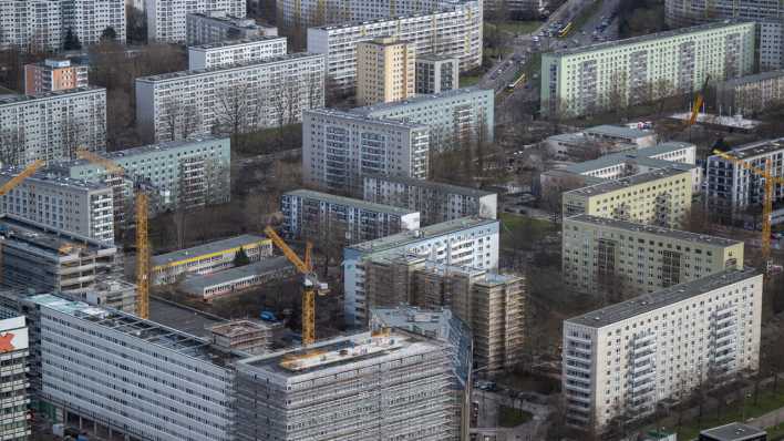Baukräne stehen zwischen den Wohnhäusern im Osten Berlins, aufgenommen vom Fernsehturm (Bild: picture alliance/dpa/Monika Skolimowska)