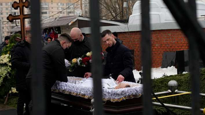 Der offene Sarg des russischen Oppositionsführers Alexej Nawalny steht während seiner Beisetzung auf dem Borisowskoje-Friedhof in Moskau (Bild: picture alliance/dpa/AP)