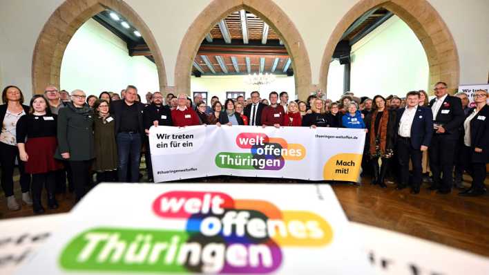 Mitglieder der Initiative "Weltoffenes Thüringen" halten bei deren Vorstellung ein Banner hoch (Bild: picture alliance/dpa/Martin Schutt)