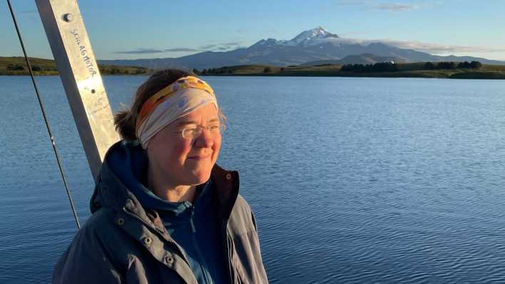 Prof. Dr. Ulrike Herzschuh auf einer Expedition in Alaska im Jahr 2023