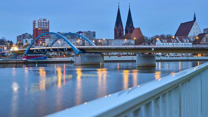 Blick am frühen Morgen vom polnischen Ufer der Grenzflusses Oder auf die Stadt Frankfurt (Oder) im Land Brandenburg.