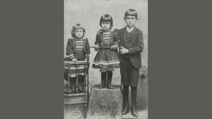 Das Fotoalbum der Familie Kafka: Franz Kafka mit seinen Schwestern um 1893 © Archiv Klaus Wagenbach