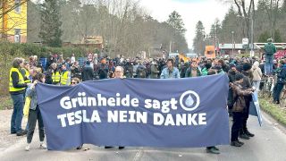 Umweltaktivisten haben am Sonntagnachmittag gegen die Erweiterung des Tesla-Werks in Grünheide demonstriert. (Foto: Nowak/rbb)