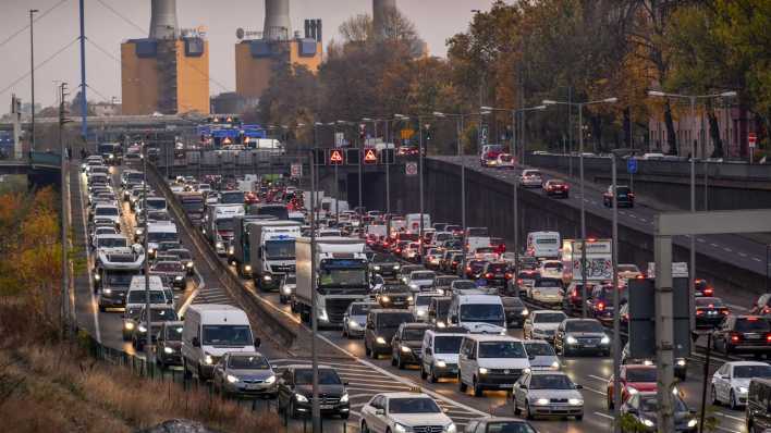 Stau in beiden Richtungen auf der Stadtautobahn A 100 in Berlin (Bild: picture alliance / Bildagentur-online/Joko)