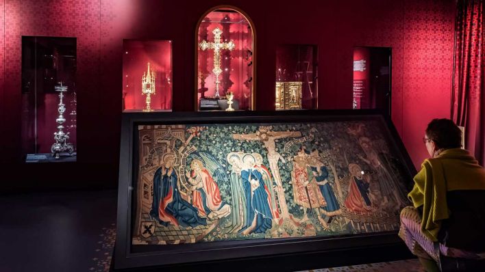 Ausstellungsimpression, Antependium mit gewirkten Szenen aus dem Leben Jesu aus dem ehemaligen Kloster Rheinau (Bild: Badisches Landesmuseum, Foto: ARTIS – Uli Deck)