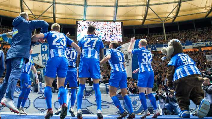 Spieler von Hertha BSC feiern vor der Ostkurve