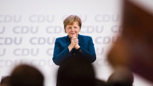 Bundeskanzlerin Angela Merkel (C) bekommt Beifall von den Delegierten nach ihrer Abschiedsrede als Vorsitzende der CDU