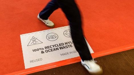 Roter Teppich im Pressekonferenz-Saal: "100% recycled Nylon and ocean waste" anlässlich der 70. Internationalen Filmfestspiele Berlin© www.imago-images.de/snapshot-photography/ F.Boillot