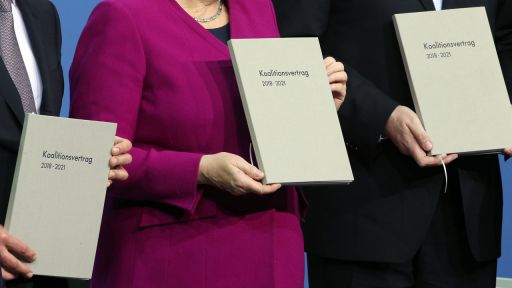 Archivbild: Bundeskanzlerin Angela Merkel (M, CDU), der CSU-Vorsitzende Horst Seehofer (r) und der damals kommissarische SPD-Vorsitzende Olaf Scholz halten nach der Unterzeichnung im März 2018 den Koalitionsvertrag (Bild: picture alliance/dpa)