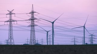 Stromleitungen und Windkraftanlagen im Külner Umland (Bild: picture alliance / Geisler-Fotopress)