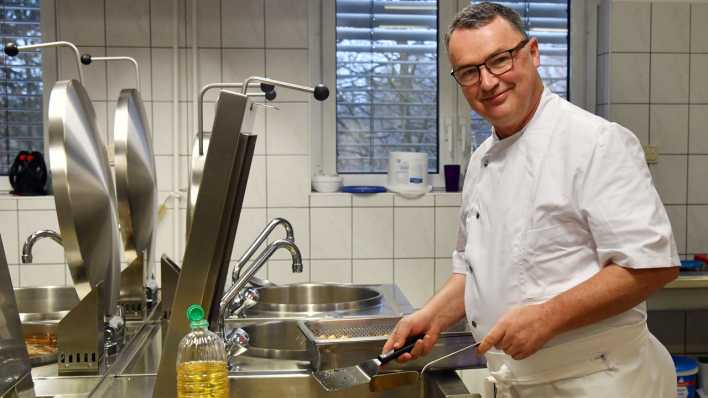 Der frühere Sternekoch Peter Frühsammer steht in seiner Küche in der Ernst von Bergmann Klinik Bad Belzig.