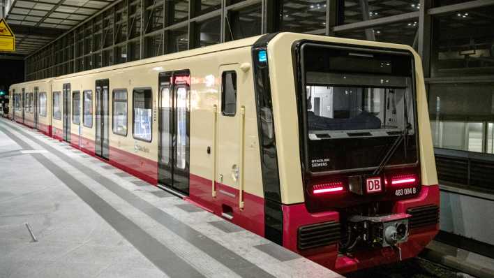 Die neue S-Bahn steht in der Nacht in einem Bahnhof.