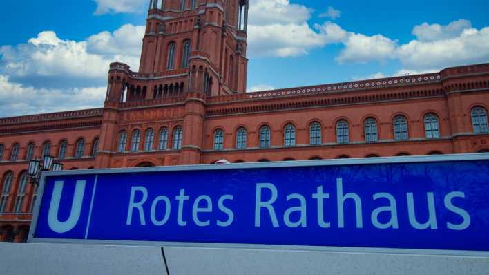 U-Bahn Eingang der U-Bahnstation Rotes Rathaus vor dem Berliner Roten Rathaus