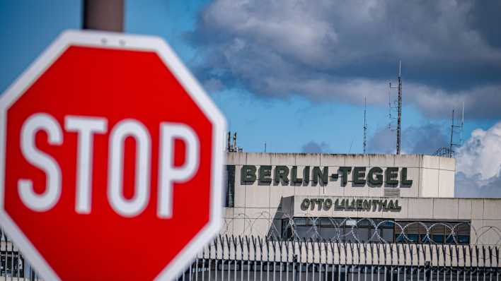 Stopschild beim Flughafen Tegel