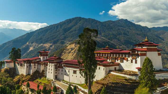 Das buddhistische Kloster Trongsa-Dzong (Foto: imago images / Christian Offenberg)