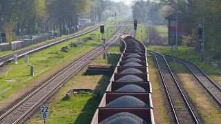 Die Signale vor einem beladenen Güterzug stehen nahe dem Bahnhof Fredersdorf (bei Berlin) im Landkreis Märkisch-Oderland auf Rot.