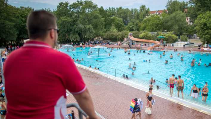 Ein Bademeister beobachtet von einem Turm aus die Badegäste im Prinzenbad im Stadtbezirk Kreuzberg.