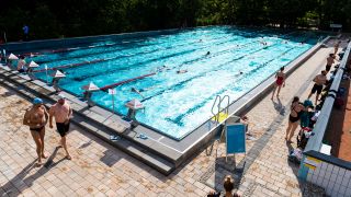 Besucher im Freibad Kreuzberg