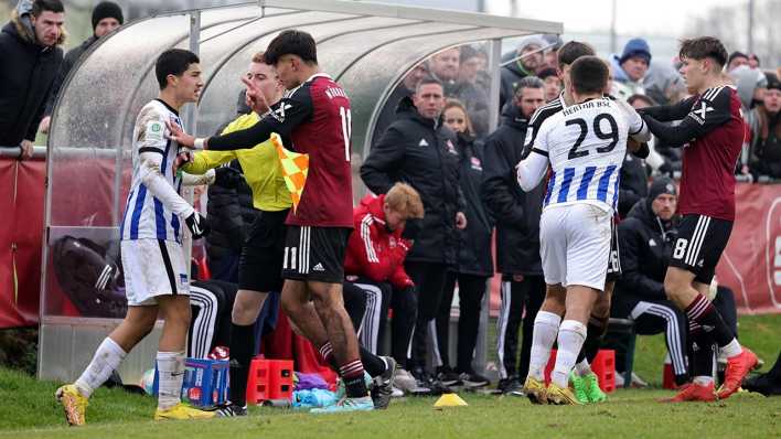 Bei einem Pokalspiel der A-Junioren von Nürnberg und Hertha BSC kommt es zu Rangeleien.