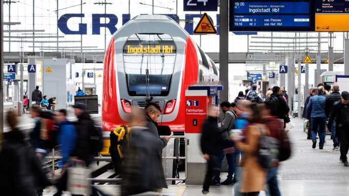 Zahlreiche Menschen gehen über einen Bahnsteig am Hauptbahnhof von München (Bild: dpa)