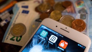 Die App der britischen Finanzplattform Revolut wird auf dem Bildschirm eines Smartphones neben Apps weiterer Finanz- und Bezahldienste angezeigt (Bild: dpa / Monika Skolimowska)